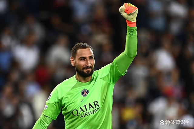 AC米兰门将多纳鲁玛表现出色,赢得球迷掌声 AC米兰门将多纳鲁玛表现出色,赢得球迷掌声